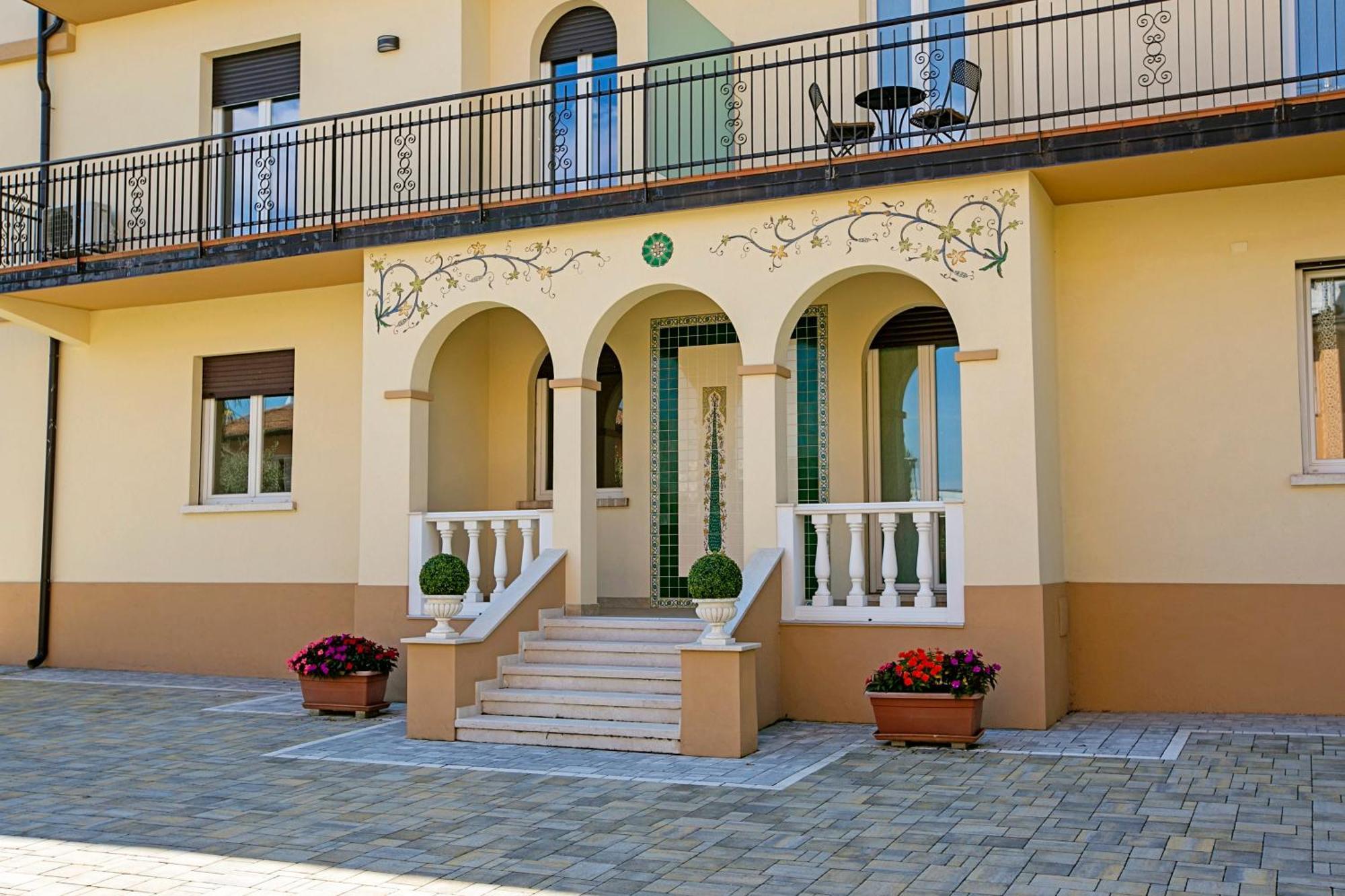 Villa Mimosa - Appartamento 1 - Happy Rentals Desenzano del Garda Kültér fotó
