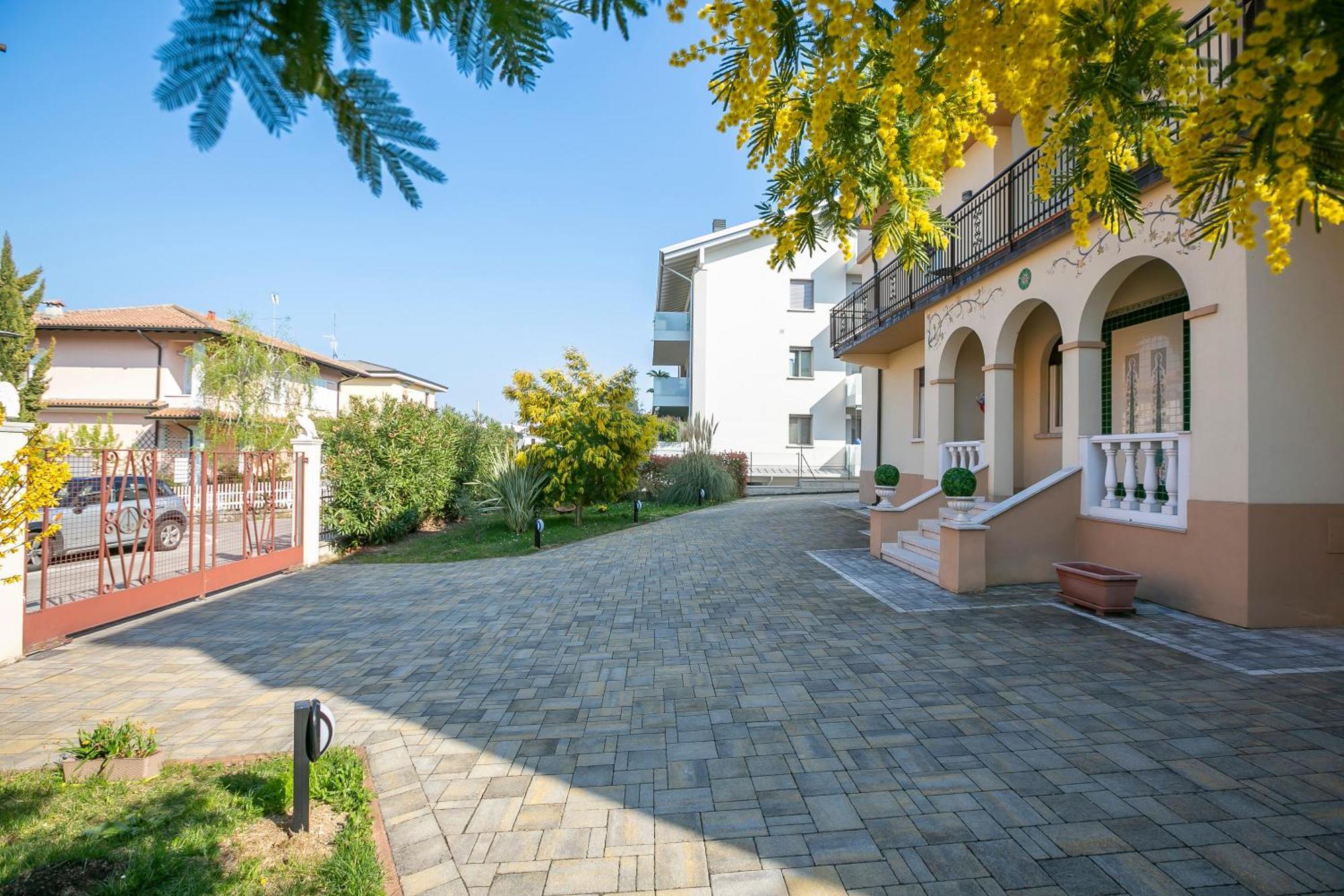Villa Mimosa - Appartamento 1 - Happy Rentals Desenzano del Garda Kültér fotó